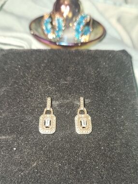 !!SALEOFYEAR!! White/GOLD 10kt Drop BLUE TOPAZ Earrings with Baguette Center.
